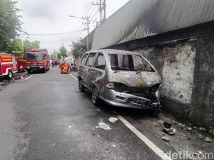Korsleting, Mobil yang Diparkir Terbakar Saat Akan Dinyalakan