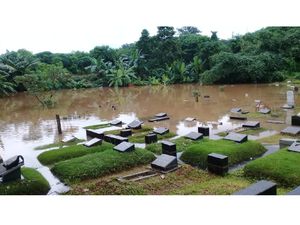Kali Pesanggrahan Meluap, Makam di TPU Tanah Kusir Jaksel Terendam Banjir