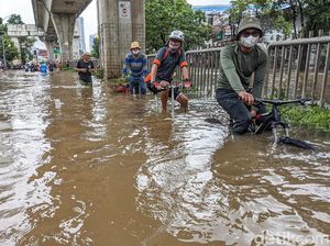 Akses Kebanjiran, Puskesmas Mampang Layani Warga di Posko Pengungsian