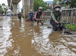 Akses Kebanjiran, Puskesmas Mampang Layani Warga di Posko Pengungsian