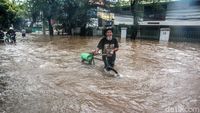 Sepeda Menembus Banjir