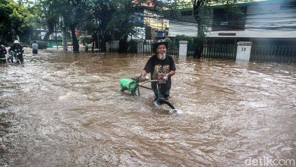 Sepeda Menembus Banjir