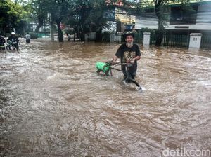 Sepeda Menembus Banjir