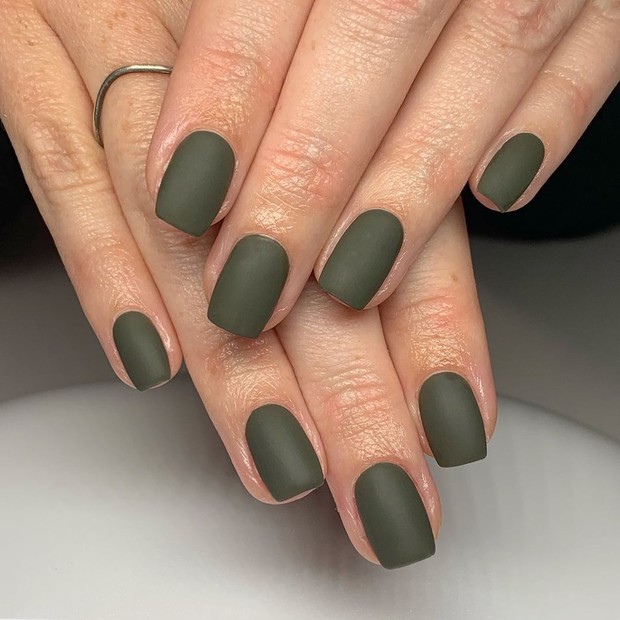 Square/instagram.com/nailsbytaylorjustine Jika ingin memiliki bentuk kuku yang lebih minimalis kamu bisa memilih bentuk square, terutama untuk kamu yang memiliki kuku pendek.