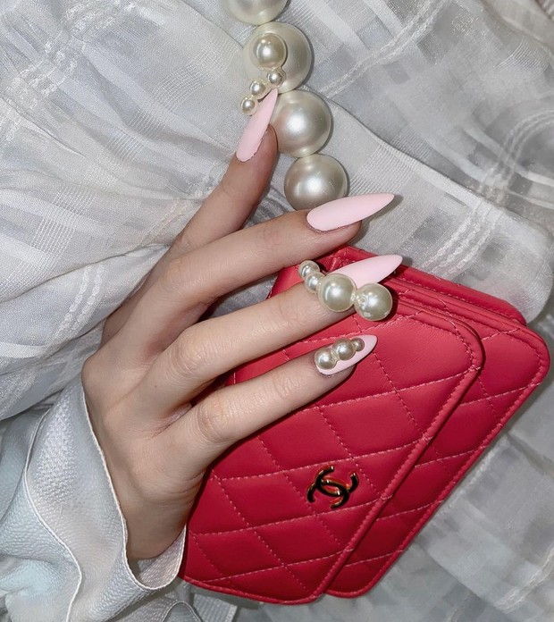 Stiletto/instagram.com/nail_unistella Bagi kalian yang ingin memberikan ilusi jari dan kuku yang lebih panjang, bentuk stiletto merupakan pilihan yang baik.