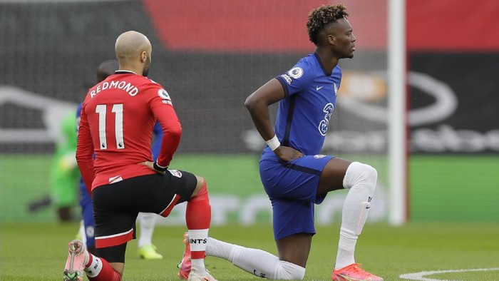 Chelseas Tammy Abraham and Southamptons Nathan Redmond kneel in support of the Black Lives Matter campaign before the English Premier League soccer match between Chelsea and Southampton at St. Marys Stadium in Southampton, England, Saturday, Feb.20, 2021. (Kirsty Wigglesworth/Pool via AP)