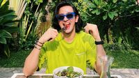 Tampannya Omar Daniel Saat Minum Soda dan Kulineran di Yogyakarta