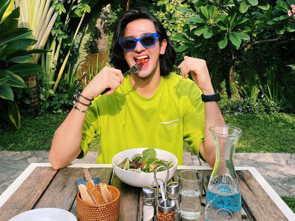 Tampannya Omar Daniel Saat Minum Soda dan Kulineran di Yogyakarta