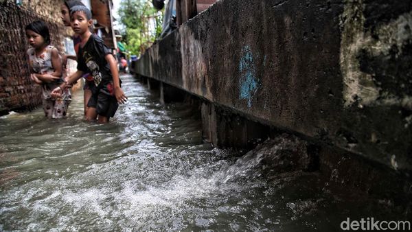Tanggul Sungai Kapuk Muara Bocor