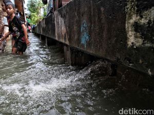 Tanggul Sungai Kapuk Muara Bocor