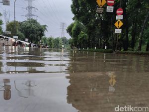 Hingga Siang Ini, Jl DI Panjaitan Masih Terendam Banjir Hingga Siang Ini, Jl DI Panjaitan Masih Terendam Banjir