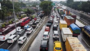 Tol JORR Macet Akibat Banjir
