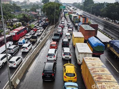 Tol JORR Macet Akibat Banjir