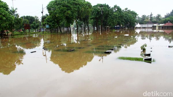 TPU Jeruk Purut Terendam Banjir