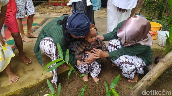 Foto: Tradisi Tedak Siten yang Sarat Makna