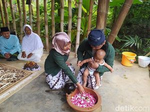 Sarat Makna, Begini Tradisi Tedak Siten yang Masih Dilestarikan di Magelang