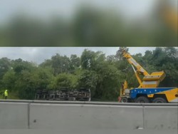 Sempat Bikin Macet, Truk Terguling di Km 50 Tol Japek Sudah Dievakuasi