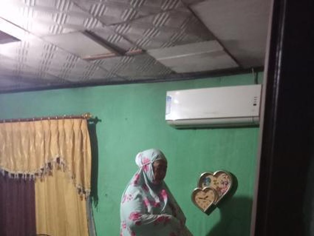 Viral Ibu Ini Salat Tahajud di Kasur saat Rumahnya Kebanjiran, Bikin Kaget Viral Ibu Ini Salat Tahajud di Kasur saat Rumahnya Kebanjiran, Bikin Kaget