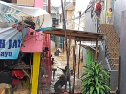 Tak Mengungsi, Beberapa Korban Banjir Kebon Pala Bertahan di Rumah