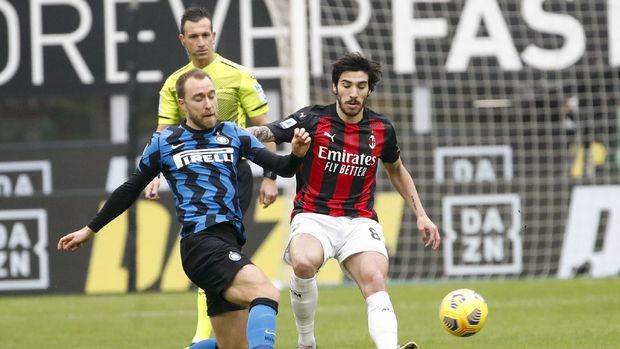 Inter Milan's Christian Eriksen, left, and AC Milan's Sandro Tonali vie for the ball during the Serie A soccer match between AC Milan and Inter Milan, at the Milan San Siro Stadium, Italy, Sunday, Feb. 21, 2021. (AP Photo/Antonio Calanni)