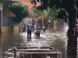 Pondok Karya Jaksel Masih Banjir Pagi Ini, Ketinggian Sekitar 1,5 Meter