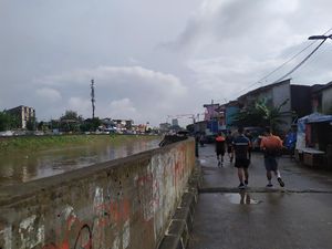 Cerita Warga Kampung Pulo Tenang Hadapi Banjir Berkat Tanggul Era Ahok Cerita Warga Kampung Pulo Tenang Hadapi Banjir Berkat Tanggul Era Ahok