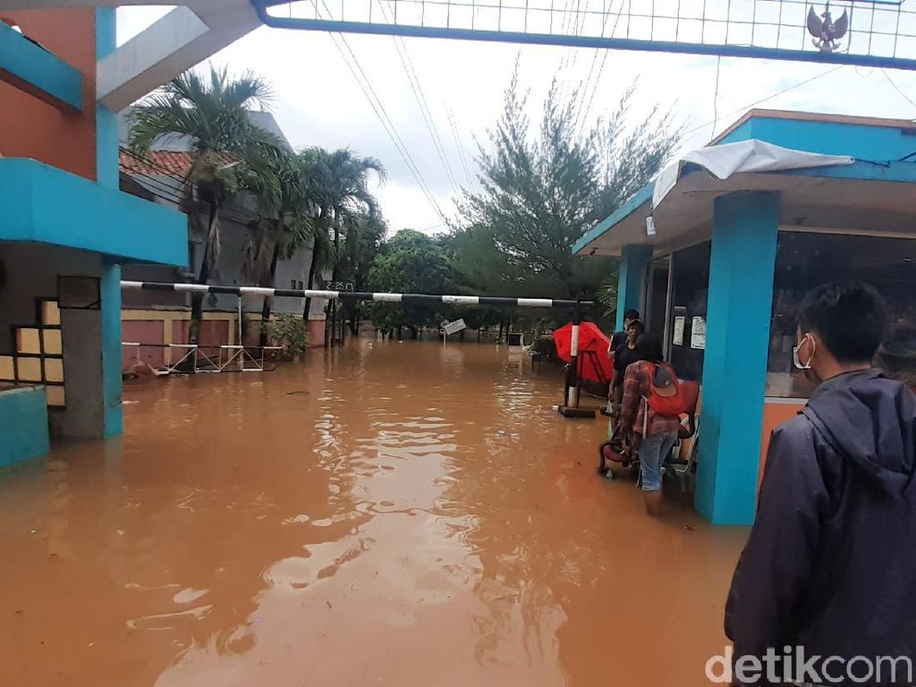 Masih Banjir, Sebagian Warga Bumi Nasio Indah Bekasi Bertahan di Rumah Masih Banjir, Sebagian Warga Bumi Nasio Indah Bekasi Bertahan di Rumah