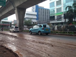 Banjir di Jalan Tendean Jaksel Surut, Kendaraan Sudah Bisa Melintas