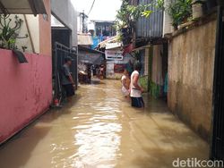 Video: Jati Padang Jaksel Masih Banjir, Ketinggian Air 50 Cm