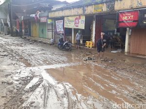 Banjir Surut, Lumpur Berserakan di Jalanan Pondok Gede Permai Bekasi