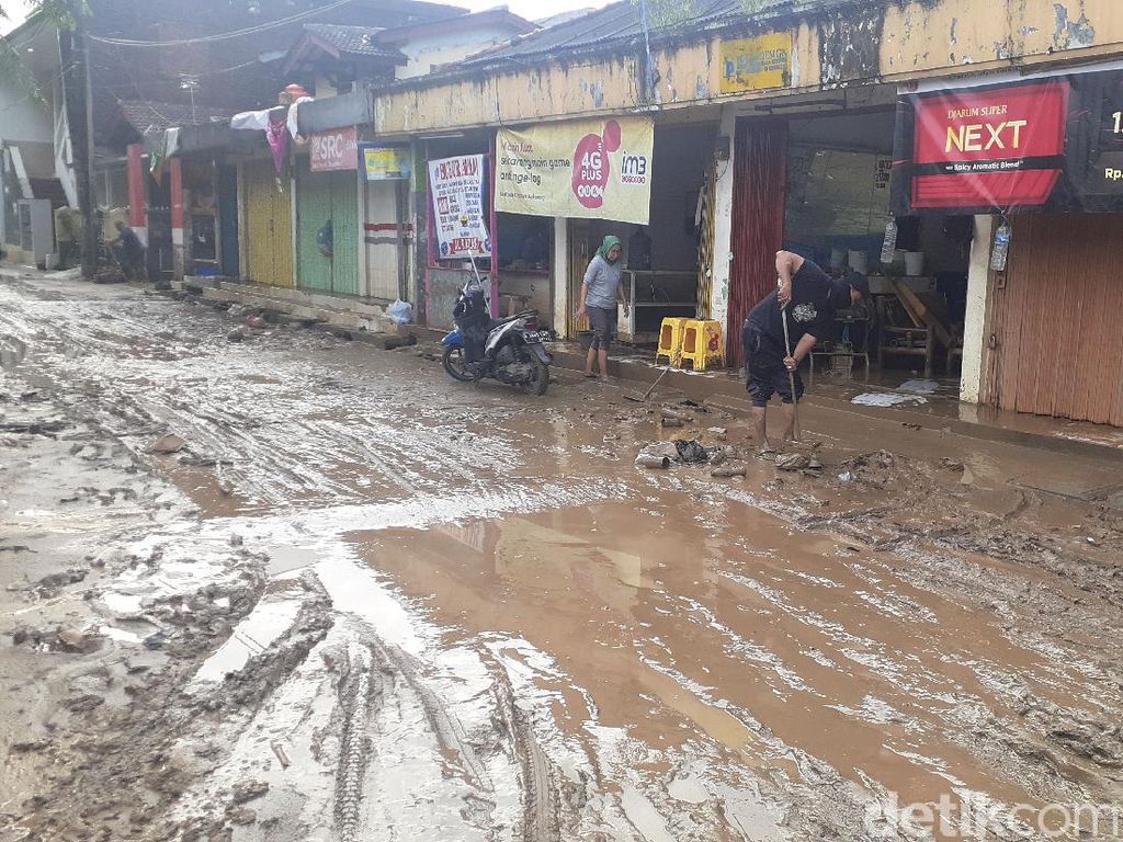 Banjir Surut, Lumpur Berserakan di Jalanan Pondok Gede Permai Bekasi Banjir Surut, Lumpur Berserakan di Jalanan Pondok Gede Permai Bekasi