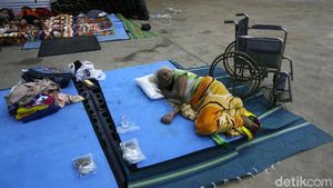 Banjir Surut, Para Lansia Masih Bertahan di Pengungsian