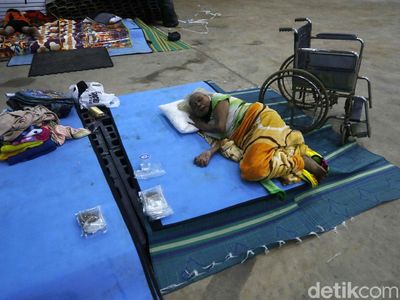 Banjir Surut, Para Lansia Masih Bertahan di Pengungsian