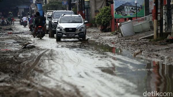 Banjir Surut, Perumahan Pondok Gede Permai Terbalut Lumpur