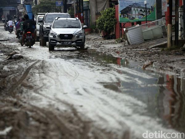 Banjir Surut, Perumahan Pondok Gede Permai Terbalut Lumpur