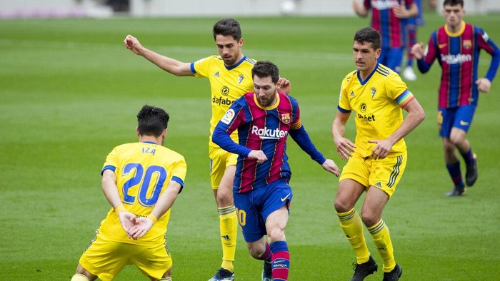 Barcelonas Lionel Messi scores from a penalty kick, during the Spanish La Liga soccer match between FC Barcelona and Cadiz at the Camp Nou stadium in Barcelona, Spain, Sunday, Feb. 21, 2021. (AP Photo/Joan Monfort)
