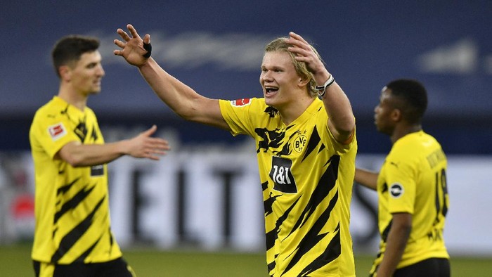 Dortmunds Erling Haaland celebrates at the end of the German Bundesliga soccer match between FC Schalke 04 and Borussia Dortmund in Gelsenkirchen, Germany, Saturday, Feb. 20, 2021. Haaland scored twice in Dortmunds 4-0 win. (AP Photo/Martin Meissner, Pool)