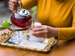 Cara Menyeduh Teh yang Benar, Jangan Pakai Microwave!
