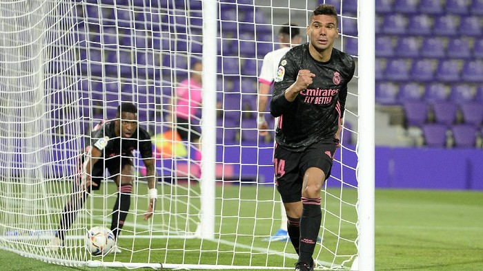 VALLADOLID, SPAIN - FEBRUARY 20: Casemiro of Real Madrid celebrates after scoring their sides first goal during the La Liga Santander match between Real Valladolid CF and Real Madrid at Estadio Municipal Jose Zorrilla on February 20, 2021 in Valladolid, Spain. Sporting stadiums around Spain remain under strict restrictions due to the Coronavirus Pandemic as Government social distancing laws prohibit fans inside venues resulting in games being played behind closed doors. (Photo by Octavio Passos/Getty Images)