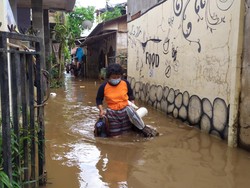 Cipinang Melayu Jaktim Masih Banjir, Warga Selamatkan Barang Berharga