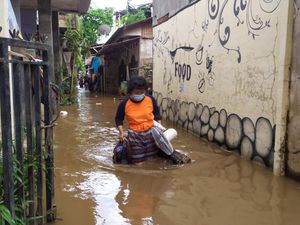 Cipinang Melayu Jaktim Masih Banjir, Warga Selamatkan Barang Berharga Cipinang Melayu Jaktim Masih Banjir, Warga Selamatkan Barang Berharga