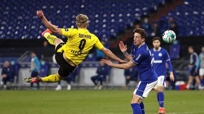GELSENKIRCHEN, GERMANY - FEBRUARY 20: Erling Haaland of Borussia Dortmund scores his teams second goal during the Bundesliga match between FC Schalke 04 and Borussia Dortmund at Veltins-Arena on February 20, 2021 in Gelsenkirchen, Germany. Sporting stadiums around Germany remain under strict restrictions due to the Coronavirus Pandemic as Government social distancing laws prohibit fans inside venues resulting in games being played behind closed doors. (Photo by Lars Baron/Getty Images)