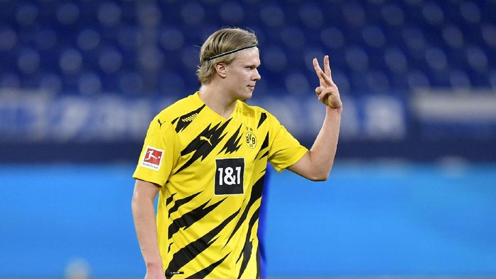 Dortmunds Erling Haaland gestures during the German Bundesliga soccer match between FC Schalke 04 and Borussia Dortmund in Gelsenkirchen, Germany, Saturday, Feb. 20, 2021. (AP Photo/Martin Meissner, Pool)