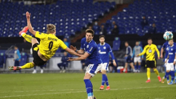 Gol cantik Erling Haaland ke gawang Schalke.