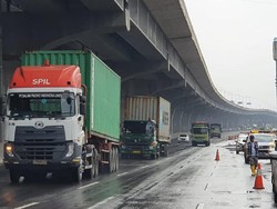 Genangan di Km 19 Tol Japek Surut, Simpang Susun Bitung Masih Tergenang