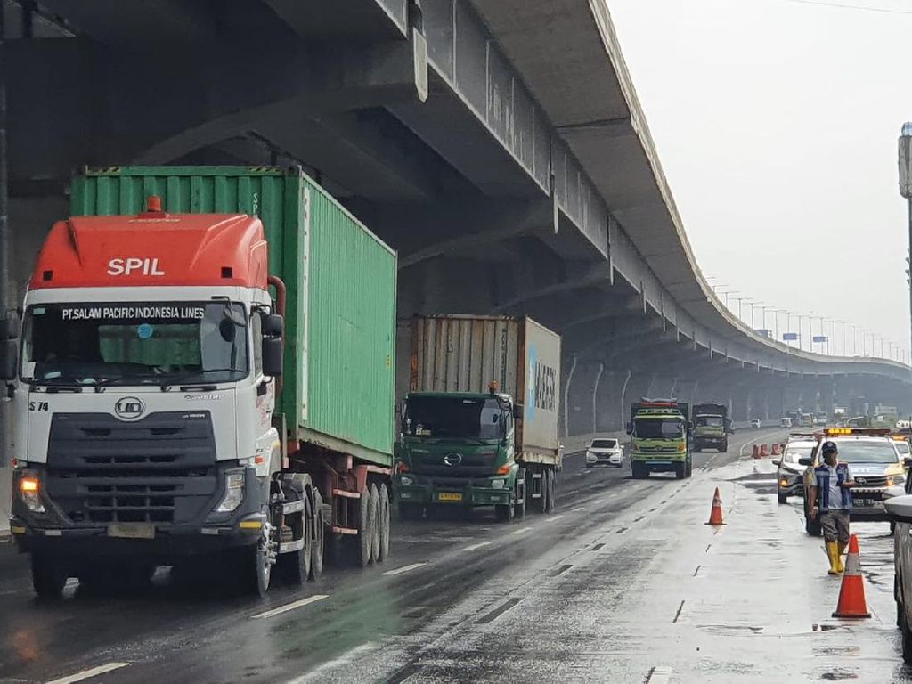 Genangan di Km 19 Tol Japek Surut, Simpang Susun Bitung Masih Tergenang Genangan di Km 19 Tol Japek Surut, Simpang Susun Bitung Masih Tergenang