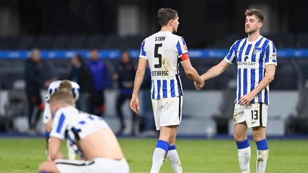 BERLIN, GERMANY - FEBRUARY 21: Niklas Stark interacts with Lukas Kluenter of Hertha BSC after the Bundesliga match between Hertha BSC and RB Leipzig at Olympiastadion on February 21, 2021 in Berlin, Germany. Sporting stadiums around Germany remain under strict restrictions due to the Coronavirus Pandemic as Government social distancing laws prohibit fans inside venues resulting in games being played behind closed doors. (Photo by Pool/Filip Singer - Pool/Getty Images)
