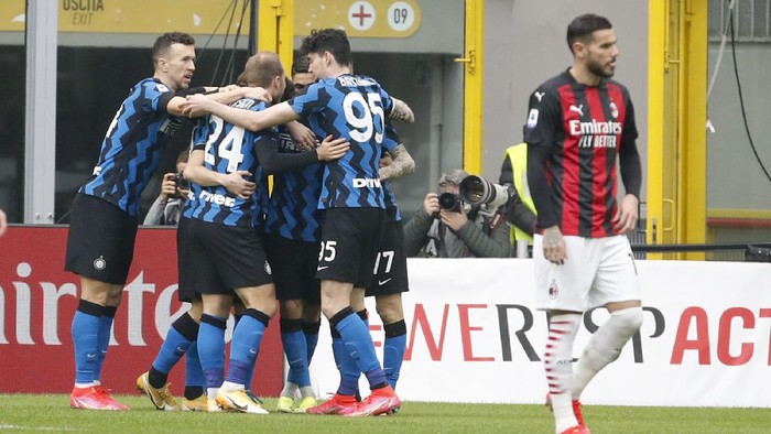 Inter Milans players celebrate after Lautaro Martinez scored his sides opening goal during the Serie A soccer match between AC Milan and Inter Milan, at the Milan San Siro Stadium, Italy, Sunday, Feb. 21, 2021. (AP Photo/Antonio Calanni)