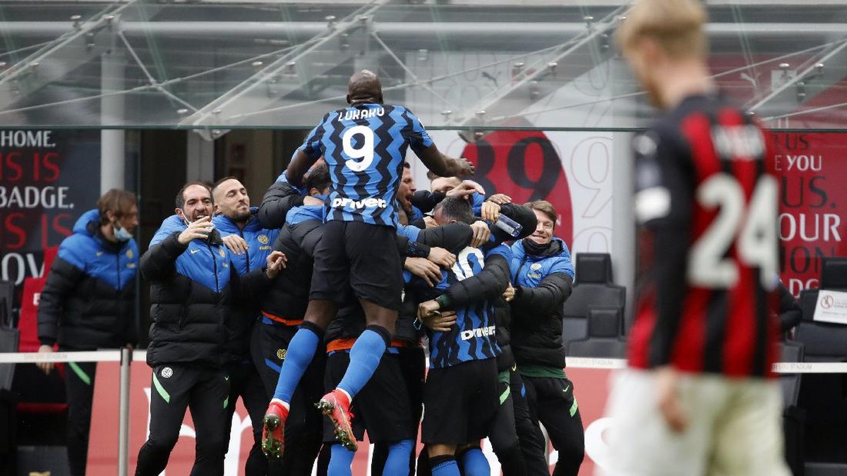Inter menang telak atas Milan. Foto: AP/Antonio Calanni