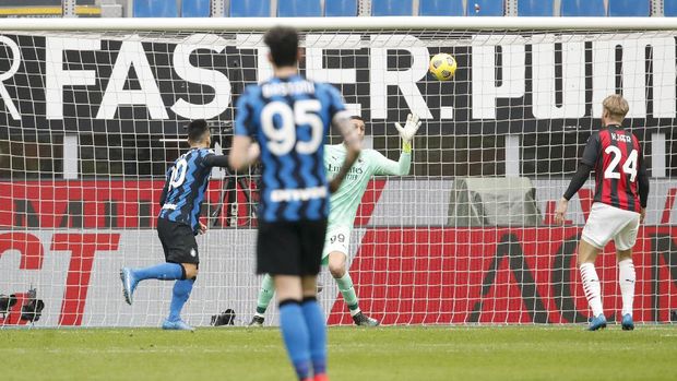 Inter Milan's Lautaro Martinez, left, scores his side's opening goal during the Serie A soccer match between AC Milan and Inter Milan, at the Milan San Siro Stadium, Italy, Sunday, Feb. 21, 2021. (AP Photo/Antonio Calanni)